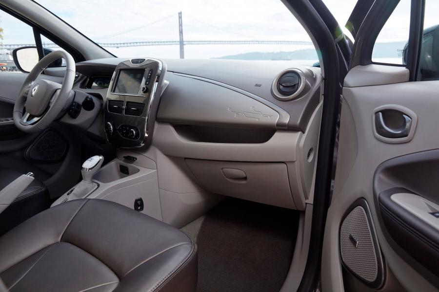Интерьер Renault Zoe Edition One 2016 года  (фото 5 из 30)